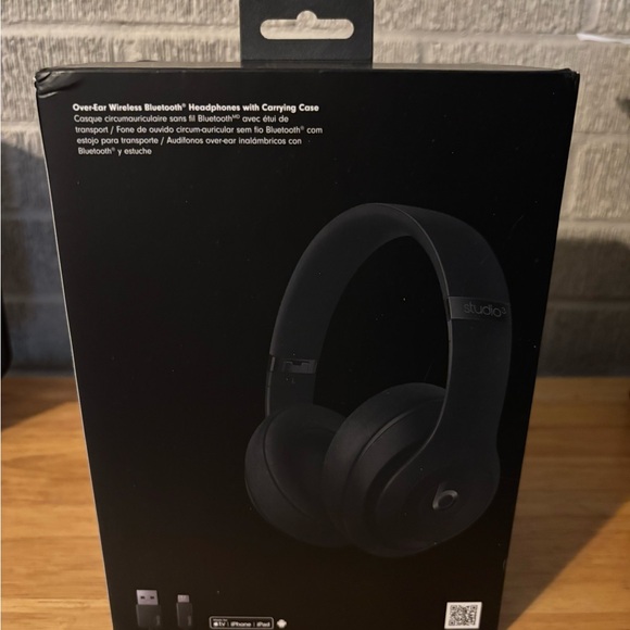 Beats by Dre Studio3 Over-Ear Headphones - Black - Picture 2 of 6